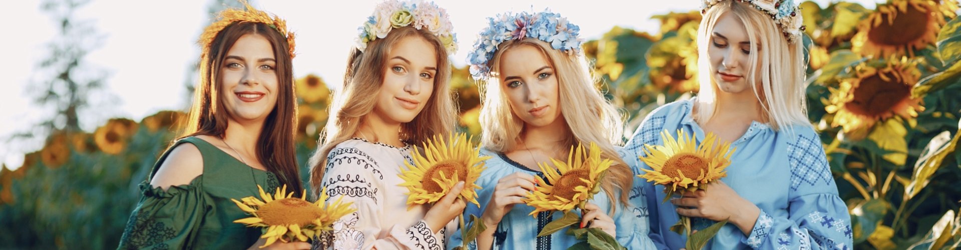 украинские девушки в поле с подсолнухами