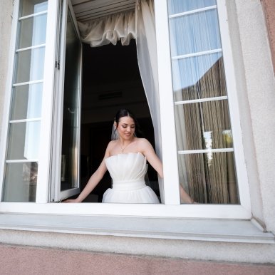 наречена у вікні
