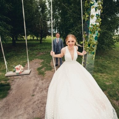 невеста в платье на качели
