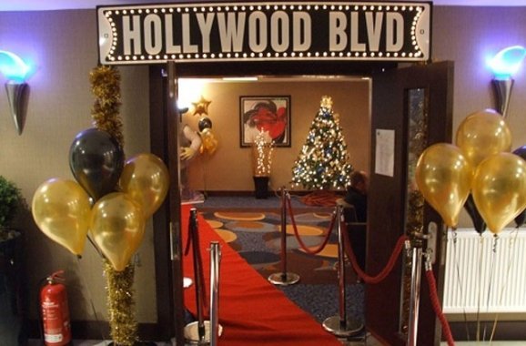 надпись Hollywood blvd над красной дорожкой