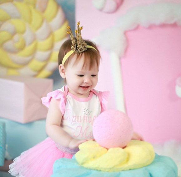 маленькая принцесса на детском празднике 