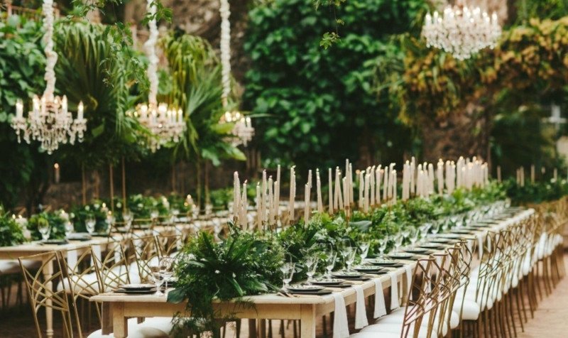 накрытые столы для летней свадьбы