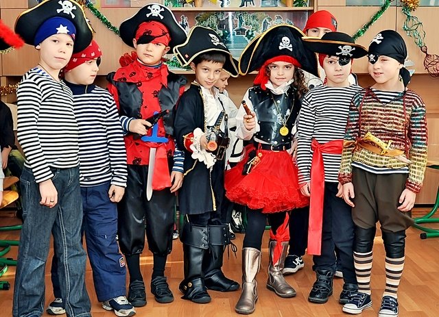 дети в образе пиратов на вечеринке