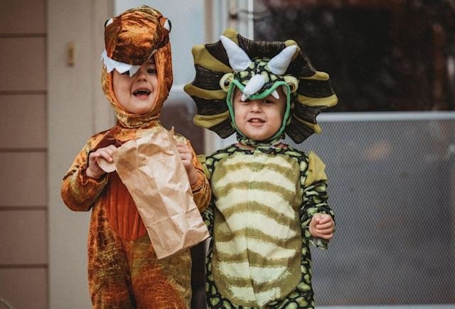 дети в костюмах динозавров