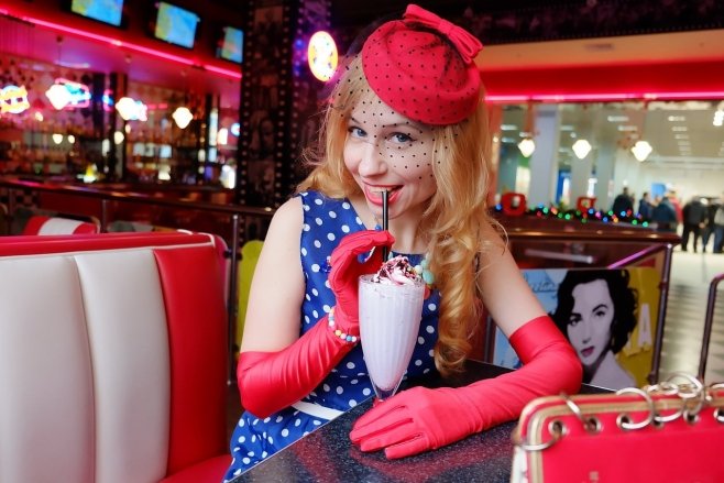 девушка с молочным коктейлем в красном платье