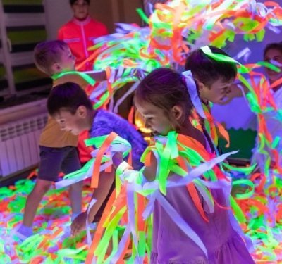 kids playing with neon stiks