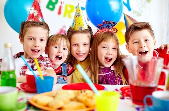 радостные дети на дне рождения